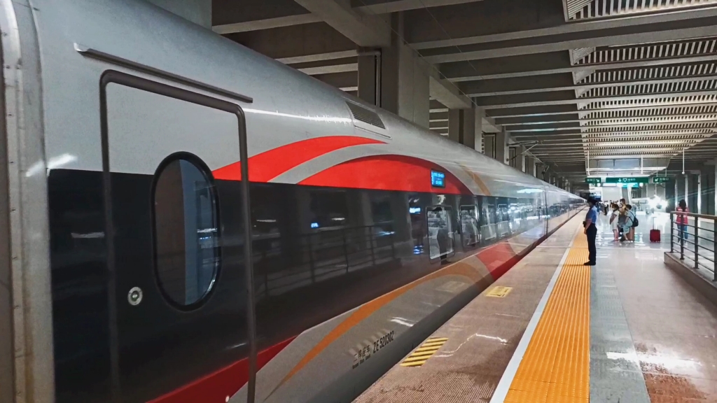 京局cr400bf-gz智能动车组担当g7853进北京朝阳站