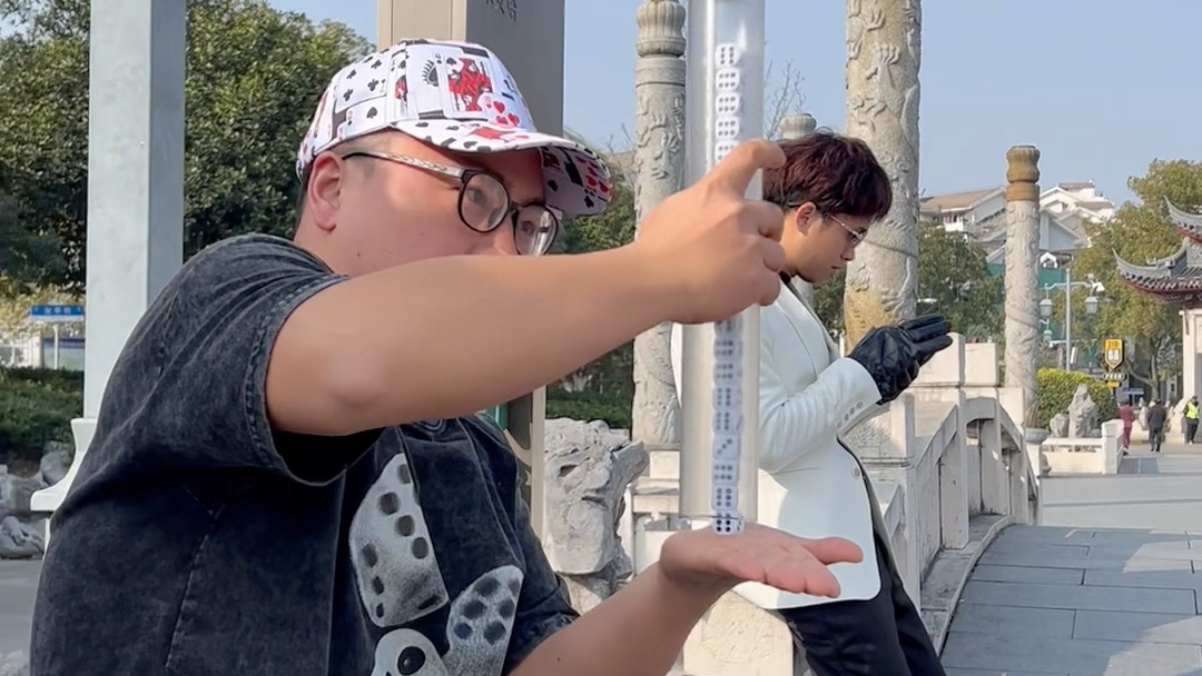 高手在民间,手心立色子一柱擎天!