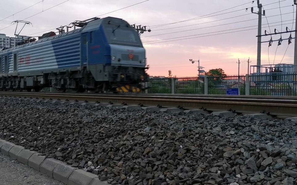 hxd2b牵引货列通过