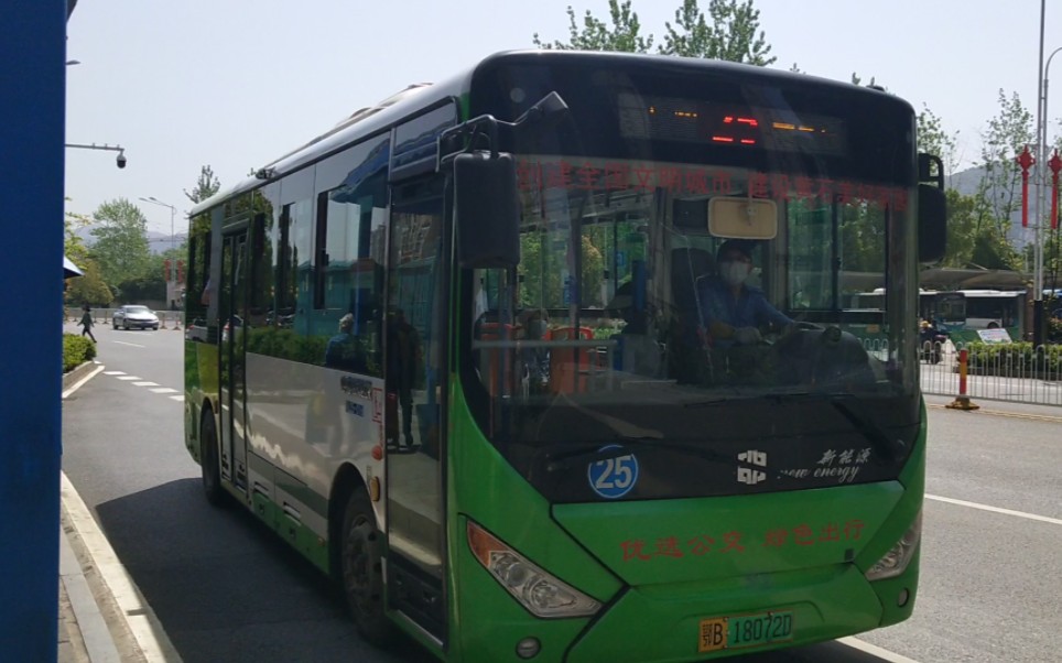 25路公交车出站