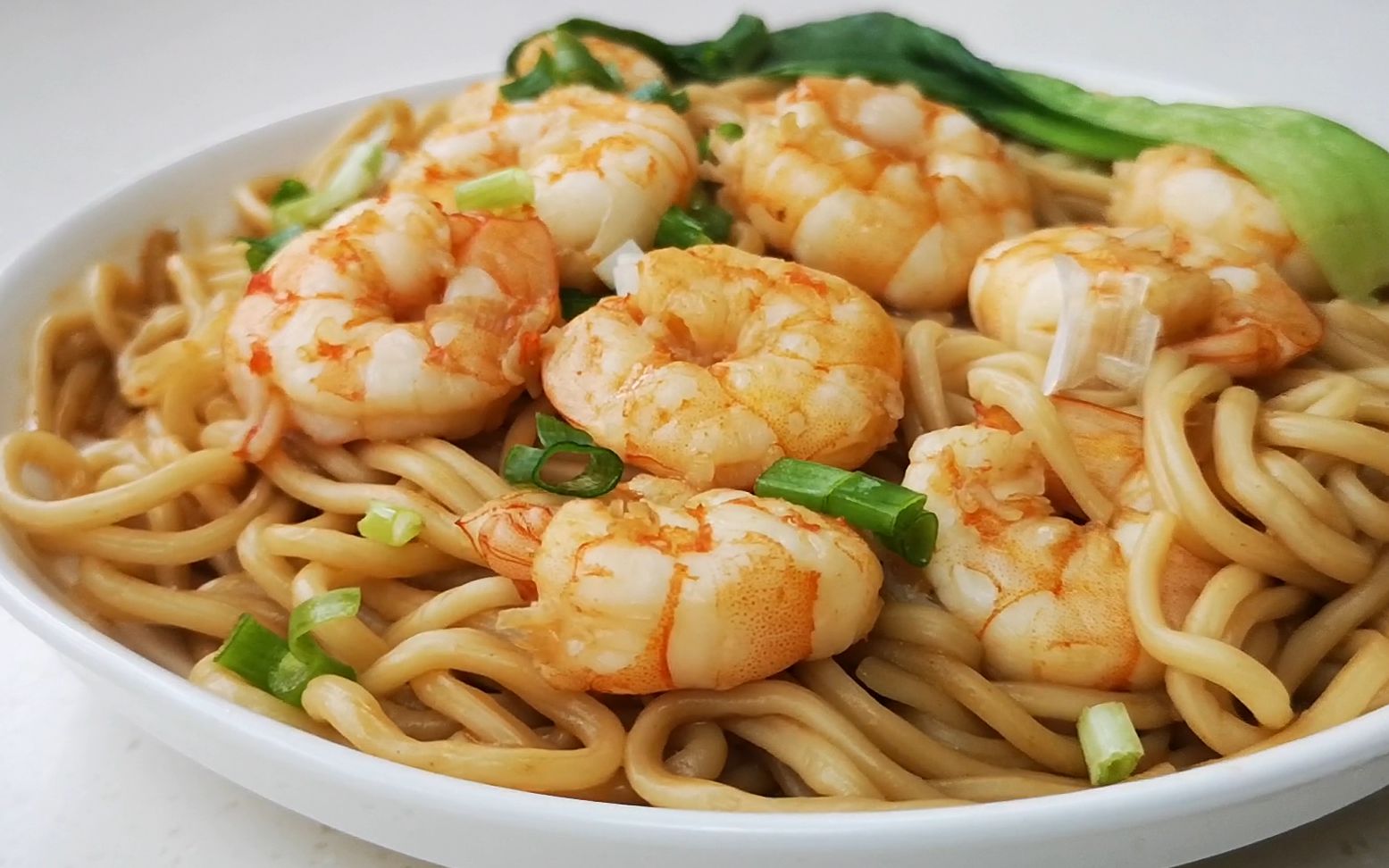 谁说面条没有营养的,虾油拌面你吃过吗?面条融入了虾的鲜香