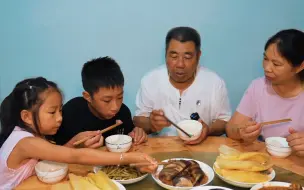 Скачать видео: 桃子姐不在家，包爷爷给孙子做九大碗之夹沙肉，香甜软糯，真解馋