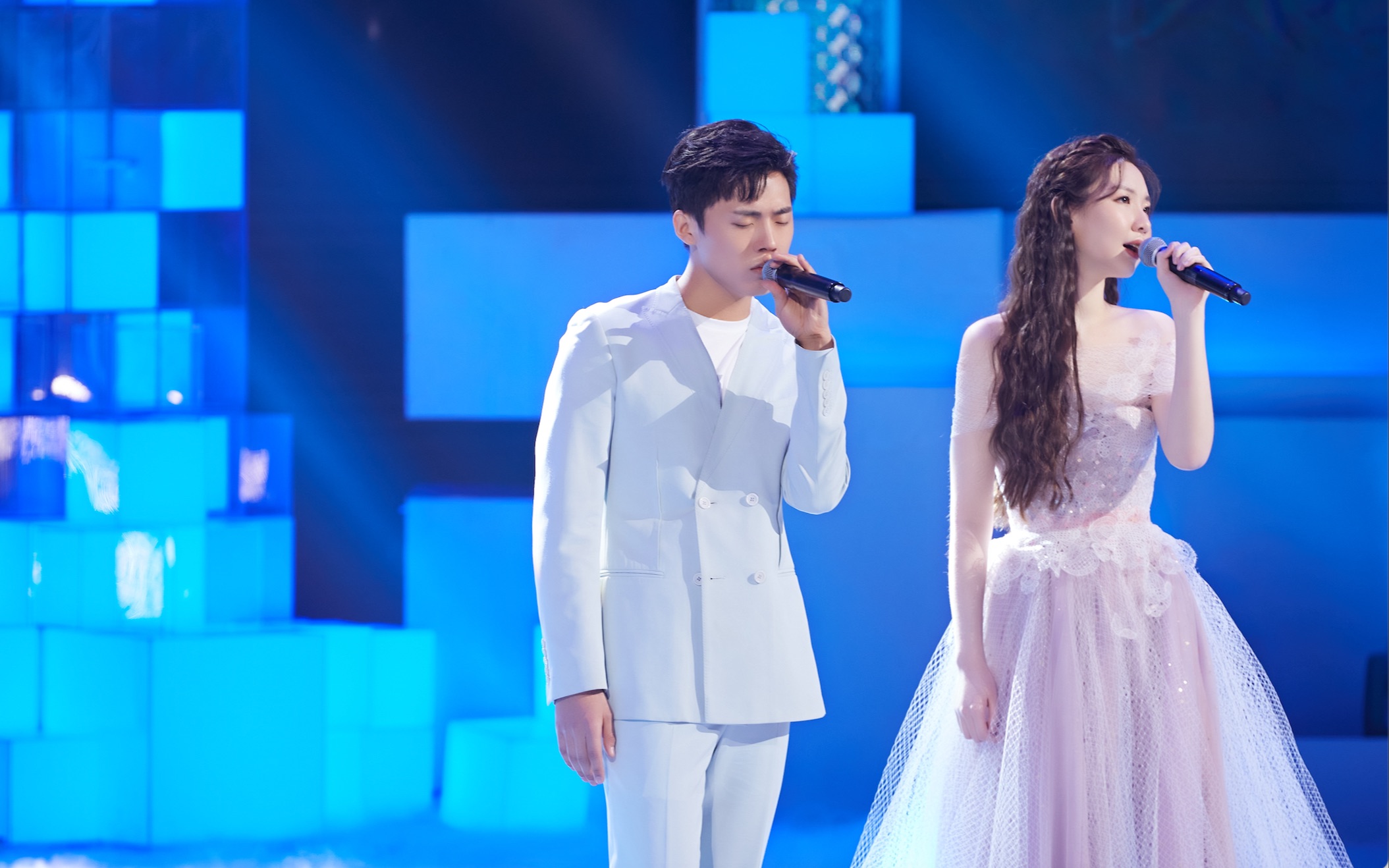 cctv-3《开门大吉》赵珈婧芸与高嘉朗共同演绎《珊瑚海》