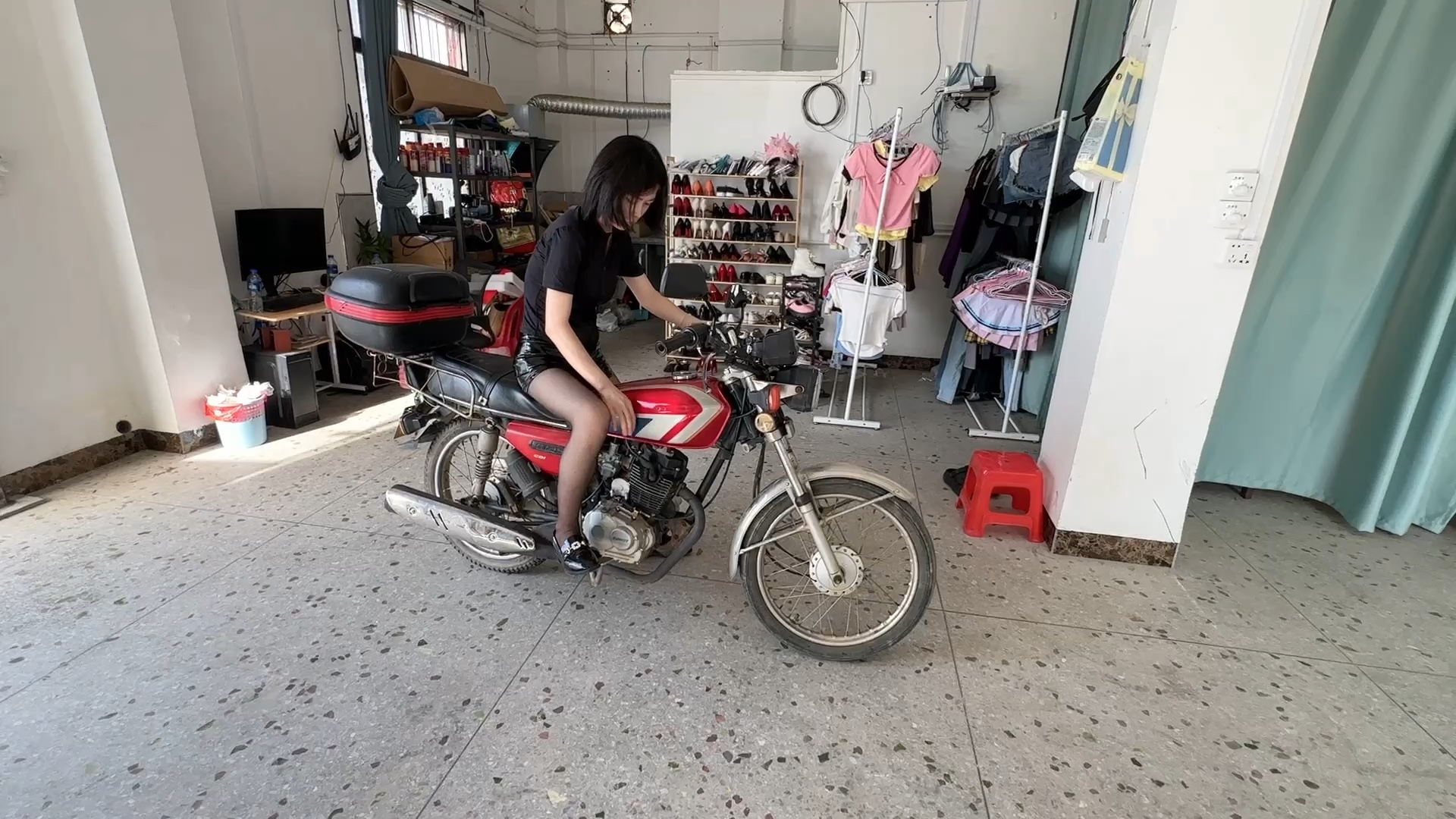 美女踩发125摩托车