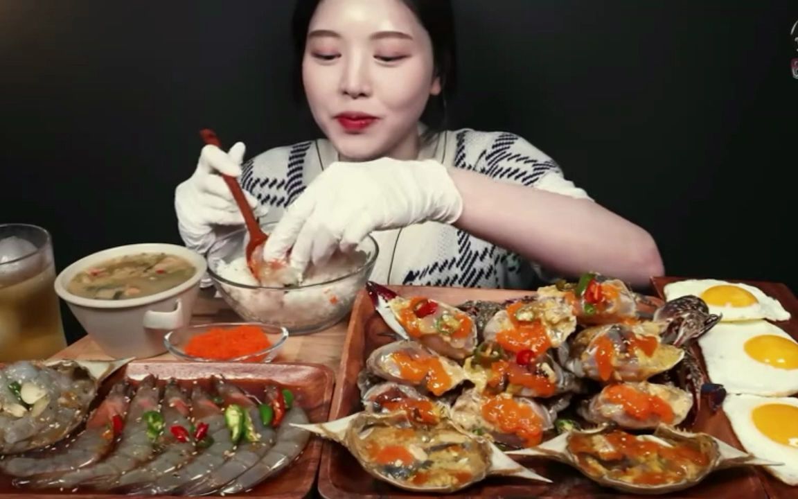 美女吃海鲜大餐图片