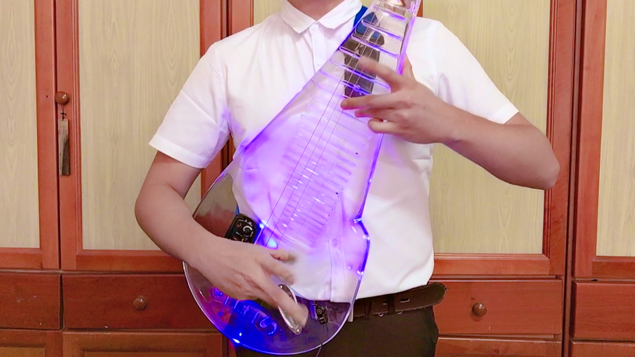 俊豪水晶琵琶古风演奏不谓侠潇洒自在