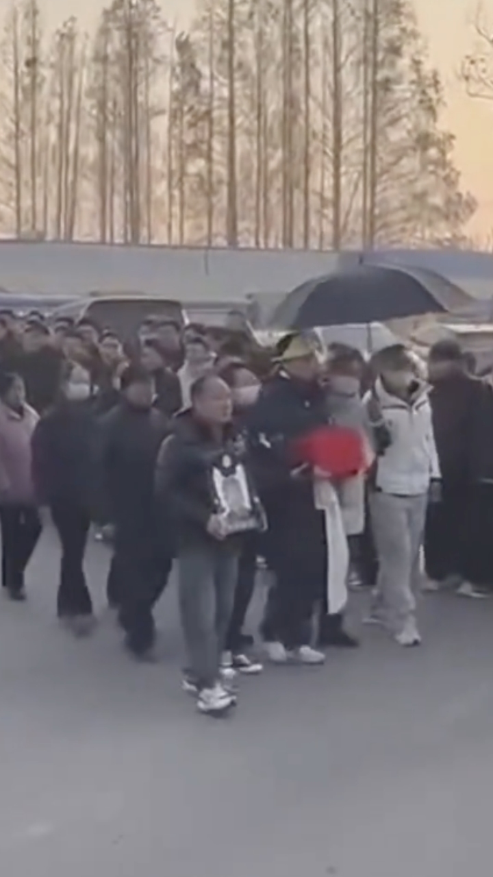 41岁高中老师因病去世，200多名毕业生自发从各地赶回为其送行