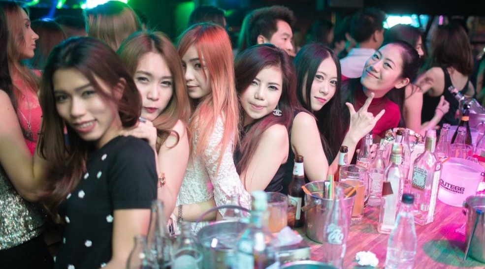 泰国的这个夜市简直就是男人的天堂帅哥美女任君采撷