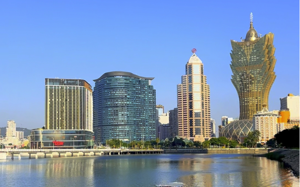 《澳门南湾湖的早晨》:步行在南湾湖堤,人少景美,海风习习,享受着宁静