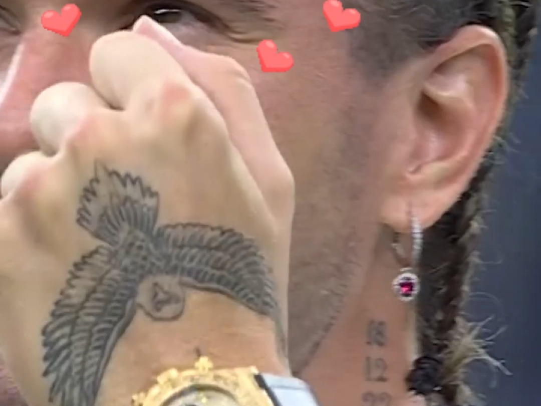 德保罗发现看球台的上女儿,满满的溺爱!