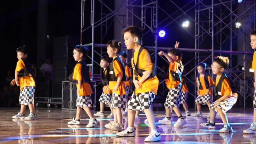 黄衣小孩街舞