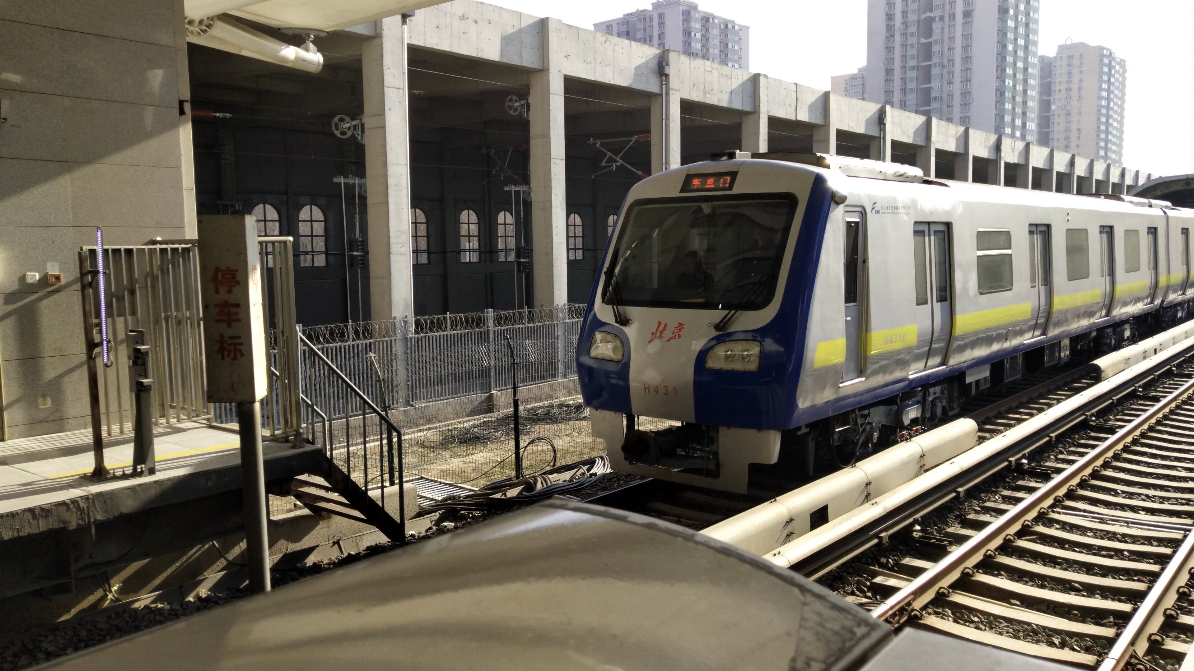 北京地铁13号线进站【东直门方向,西二旗站拍摄】