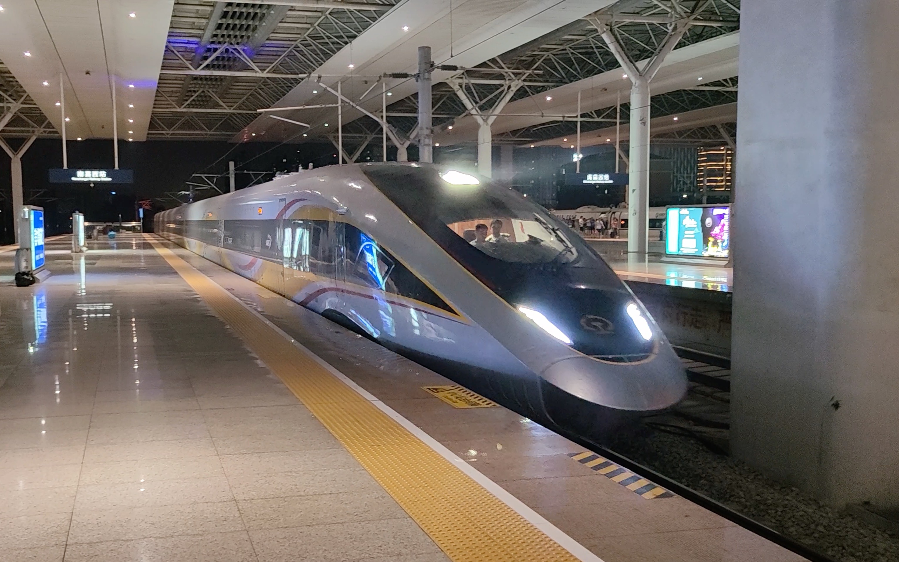 cr400bf-j-0003担当dj6(长沙南-南昌西)进入南昌西站