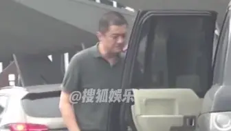 李亚鹏送李嫣、妈妈和女友去机场，女友帮李嫣提包拿衣服，一行人说说笑笑相当开心~