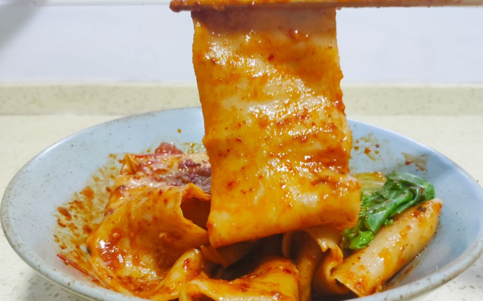 油泼裤带面,口感劲道有嚼劲,和面,揉面,扯面等技巧分享