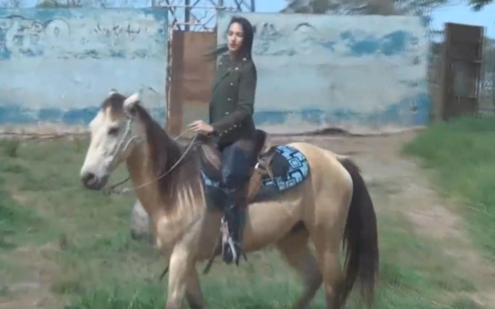 【动物·马】军绿女骑士骑马