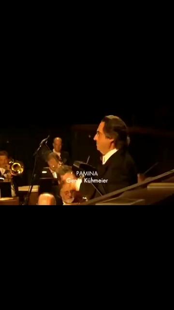 【经典重温】莫扎特魔笛序曲》…指挥:里卡尔多ⷧ醨’‚(Riccardo Muti),男,意大利人,1941年出生于那不勒斯,是当今国际乐坛最负盛名的指挥大师之...