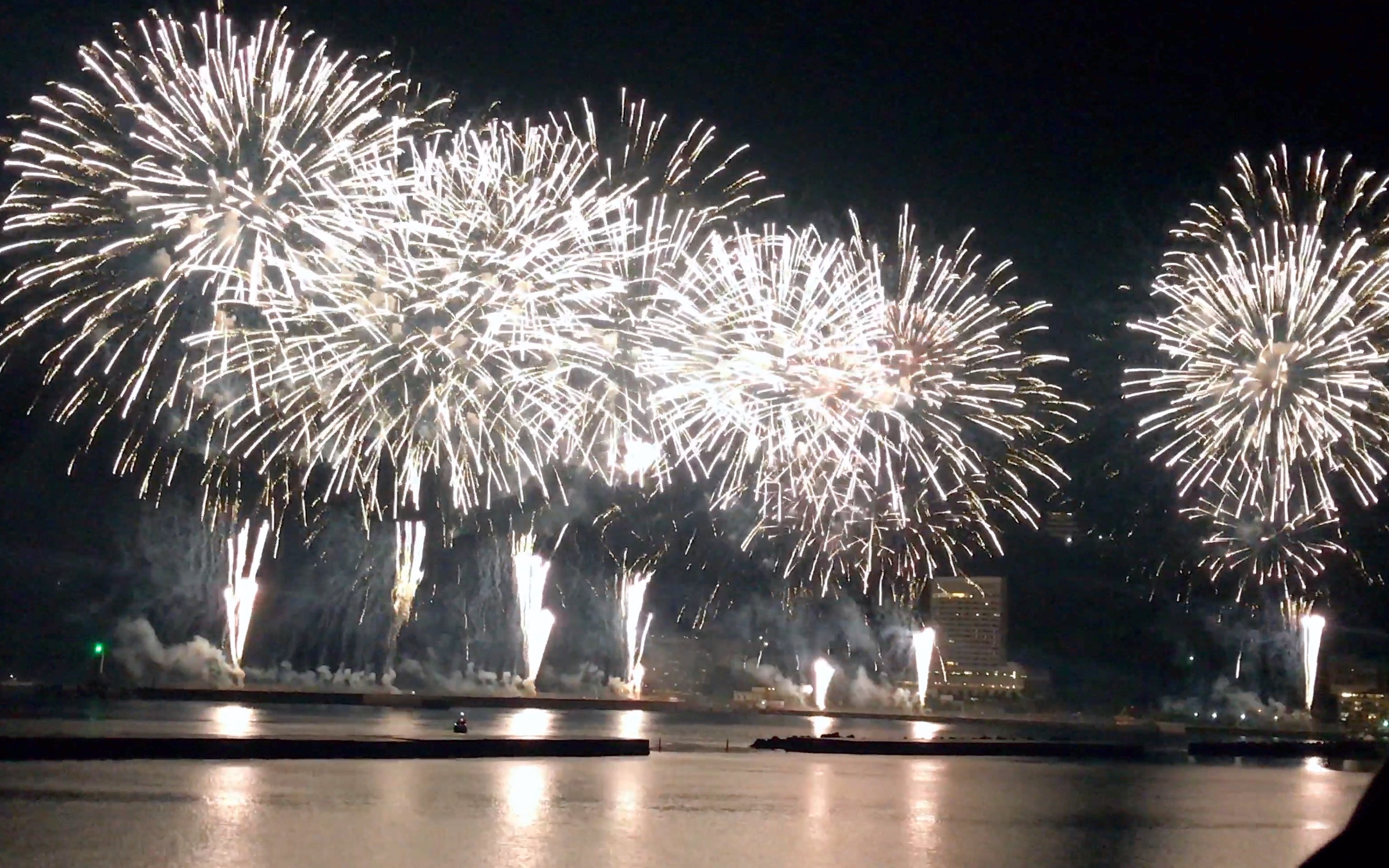 《烟花》日本热海 一年一度的.海上烟火大会. 现场一片喧呼. 美极了