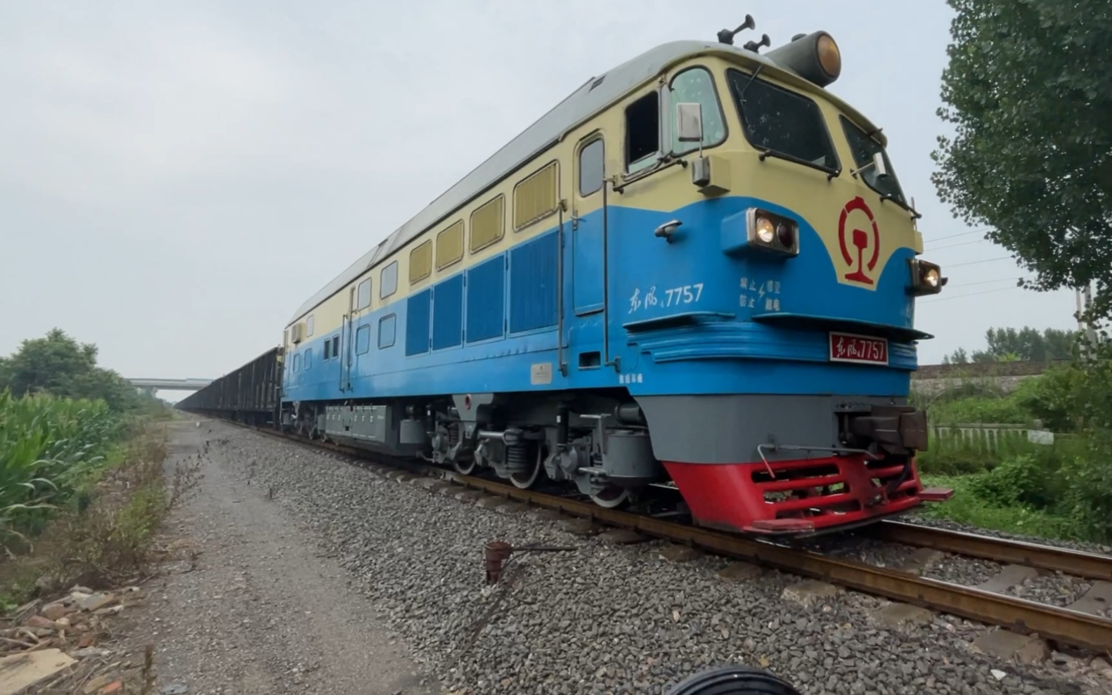 石家庄大宋铁路蓝色涂装的df4b7757牵引54辆敞车编组有集通线专用车呼