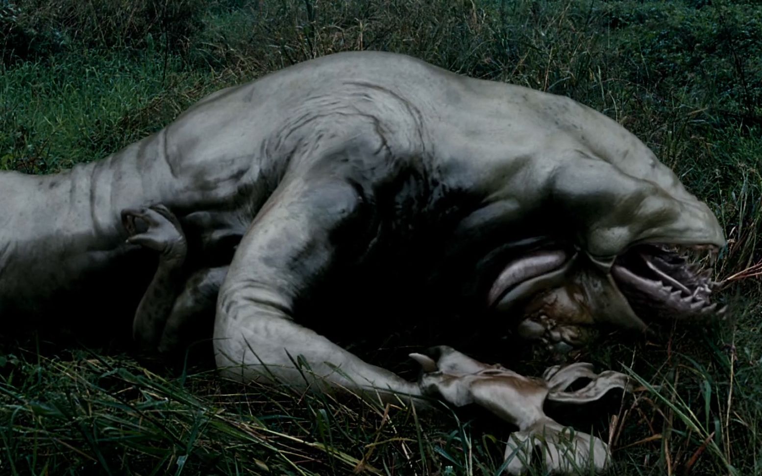 汉江怪物:人类乱倒化学物进汉江,鱼成变异怪物,男子救女成英雄