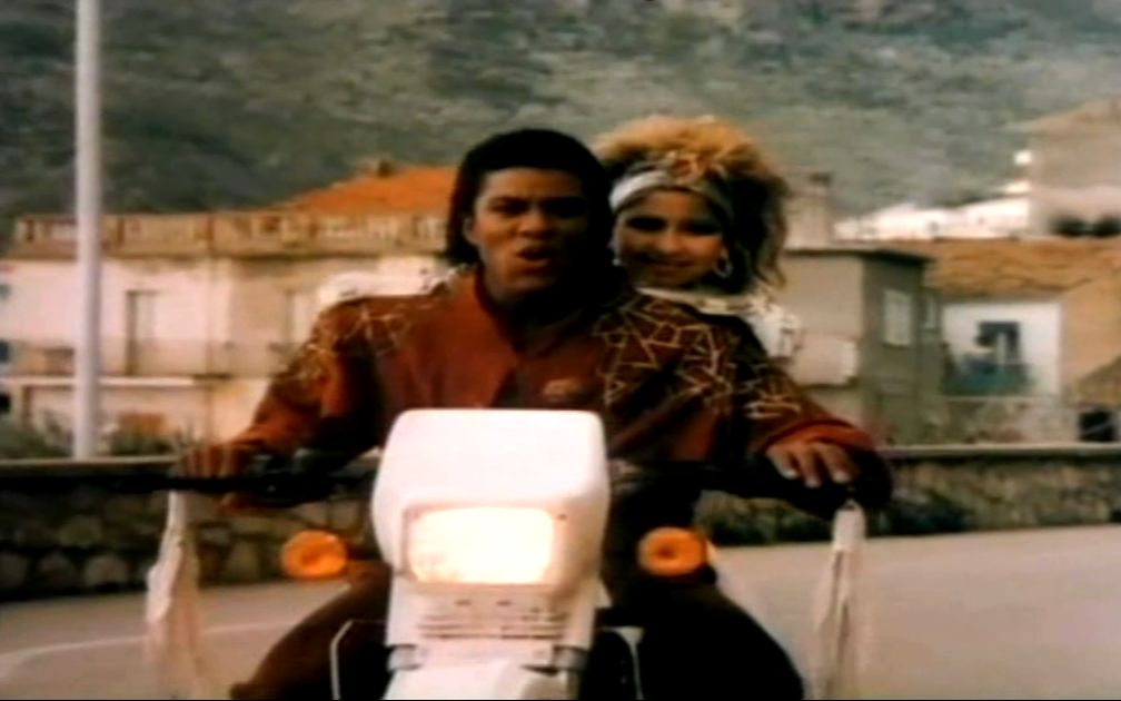 [图]Jermaine Jackson & Pia Zadora- When The Rain Begins To Fall【中英字幕】