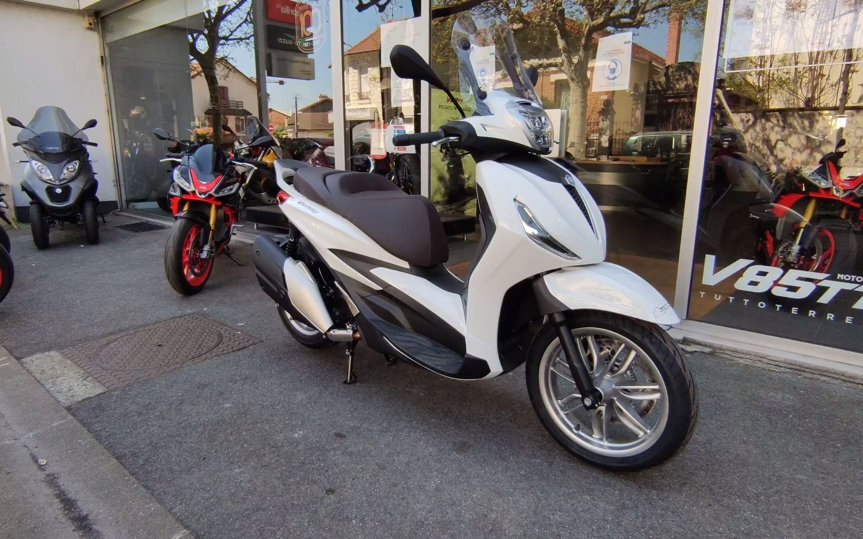 2021款比亚乔beverly400hpe