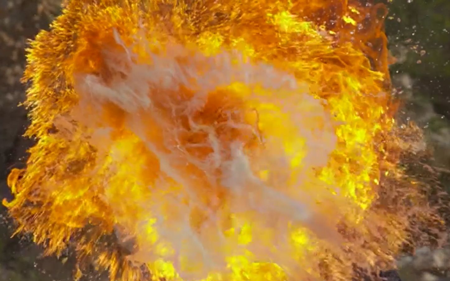 慢镜头下的"液体火"真是太壮观了!不是一般的好看!@油兔不二字幕组