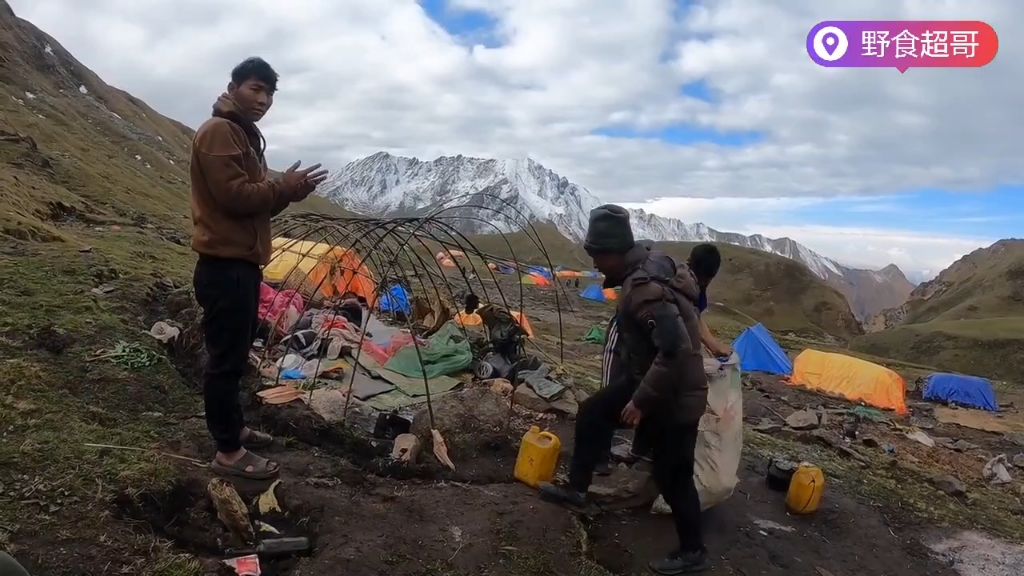 [图]尼泊尔喜马拉雅山区的虫草季节，孩子们逃课进山帮父母挖虫草