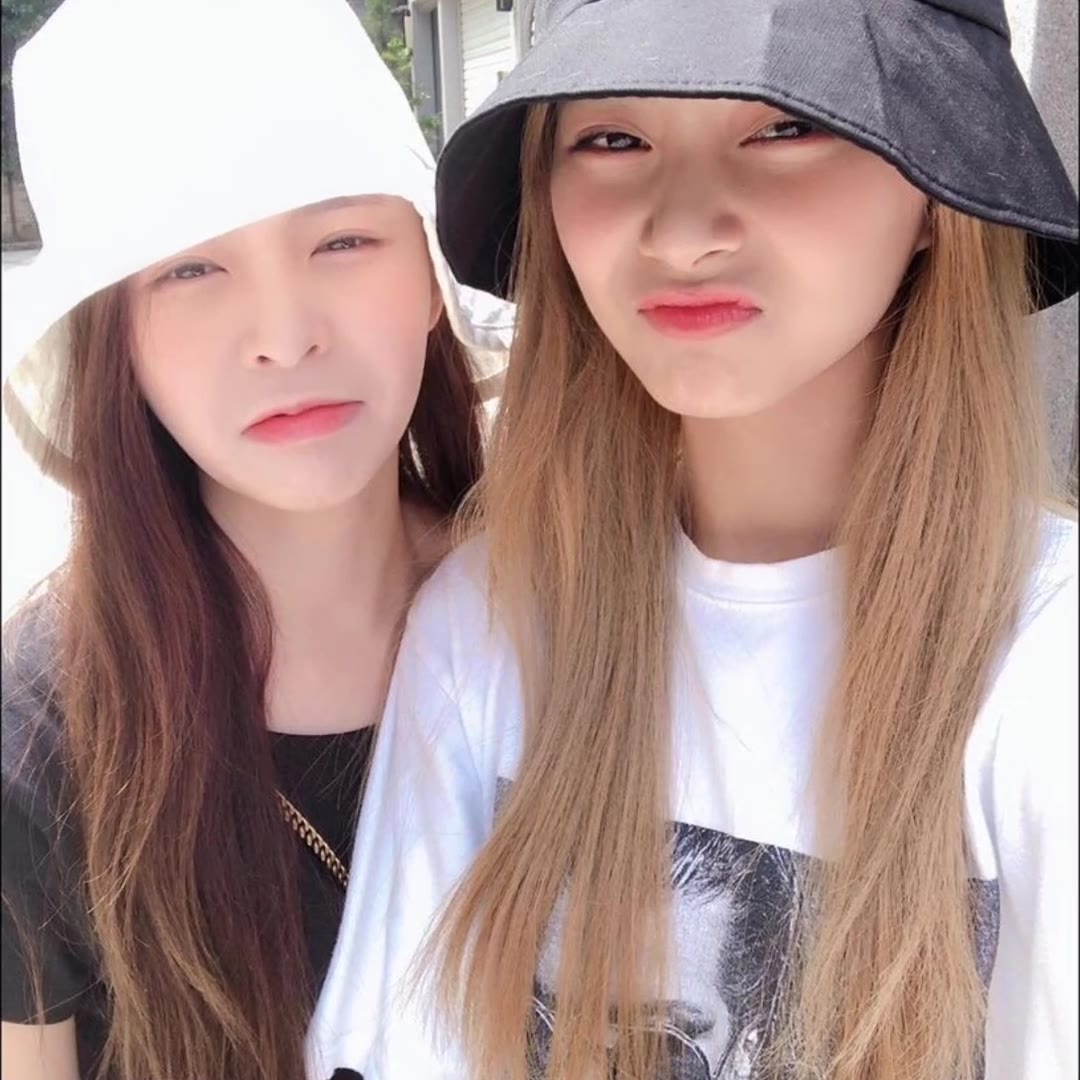 庄锭欣和周子瑜,ins,两个中国妹子的跨团友谊