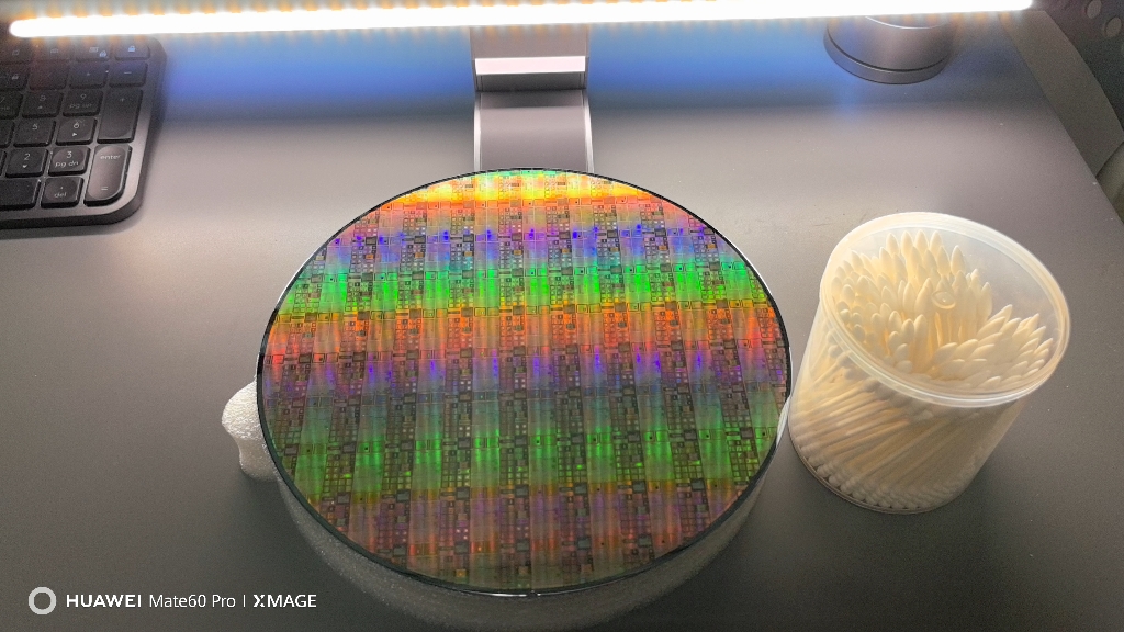 整了个cpu晶圆摆件,还挺好看的