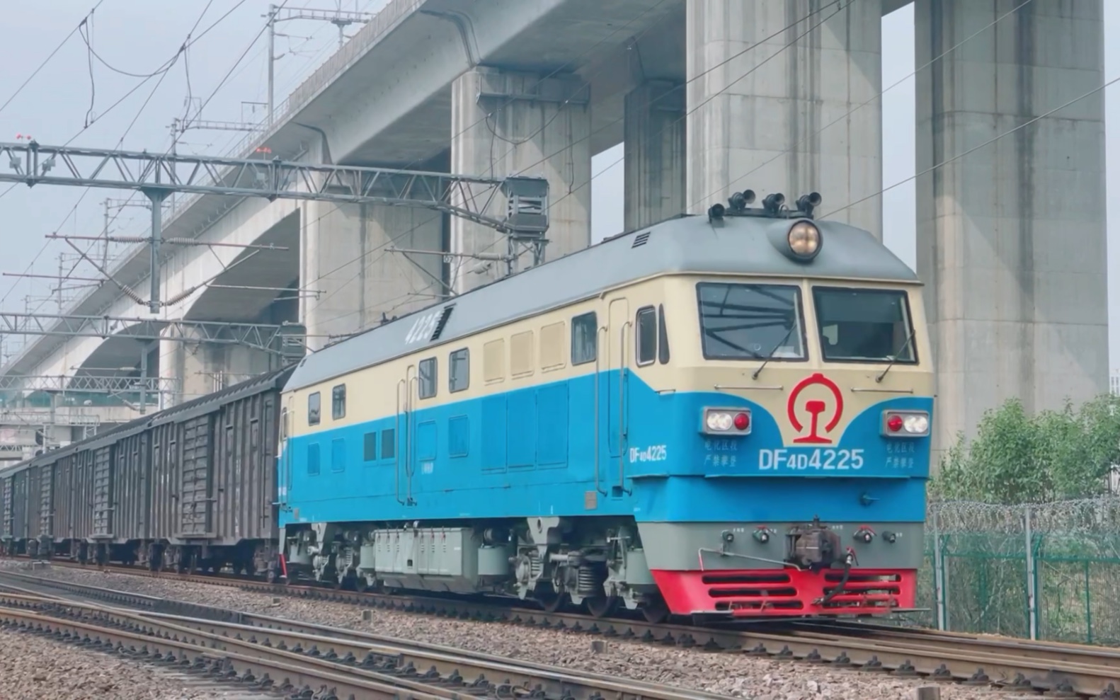 【沪昆线】上局杭段df4d-4225牵引48403次(乔司-萧山)小运转通过杭州