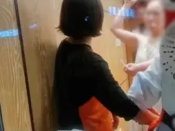 Tải video: 多次偷拿高价零食被制止 ，女子持菜刀威胁店长