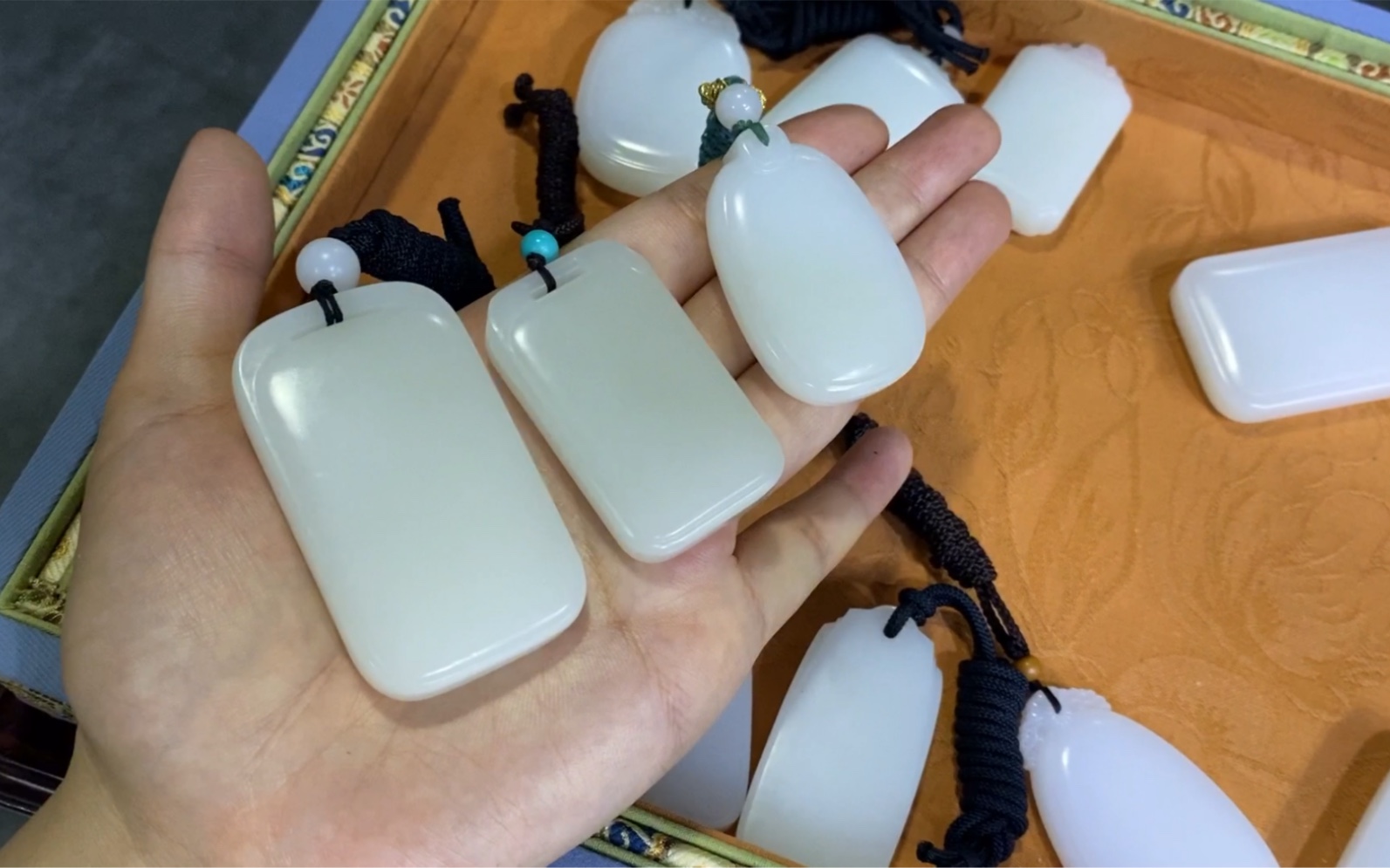 3块油膏料和田玉无事牌对比,羊脂白和高青白玉质油性差别.