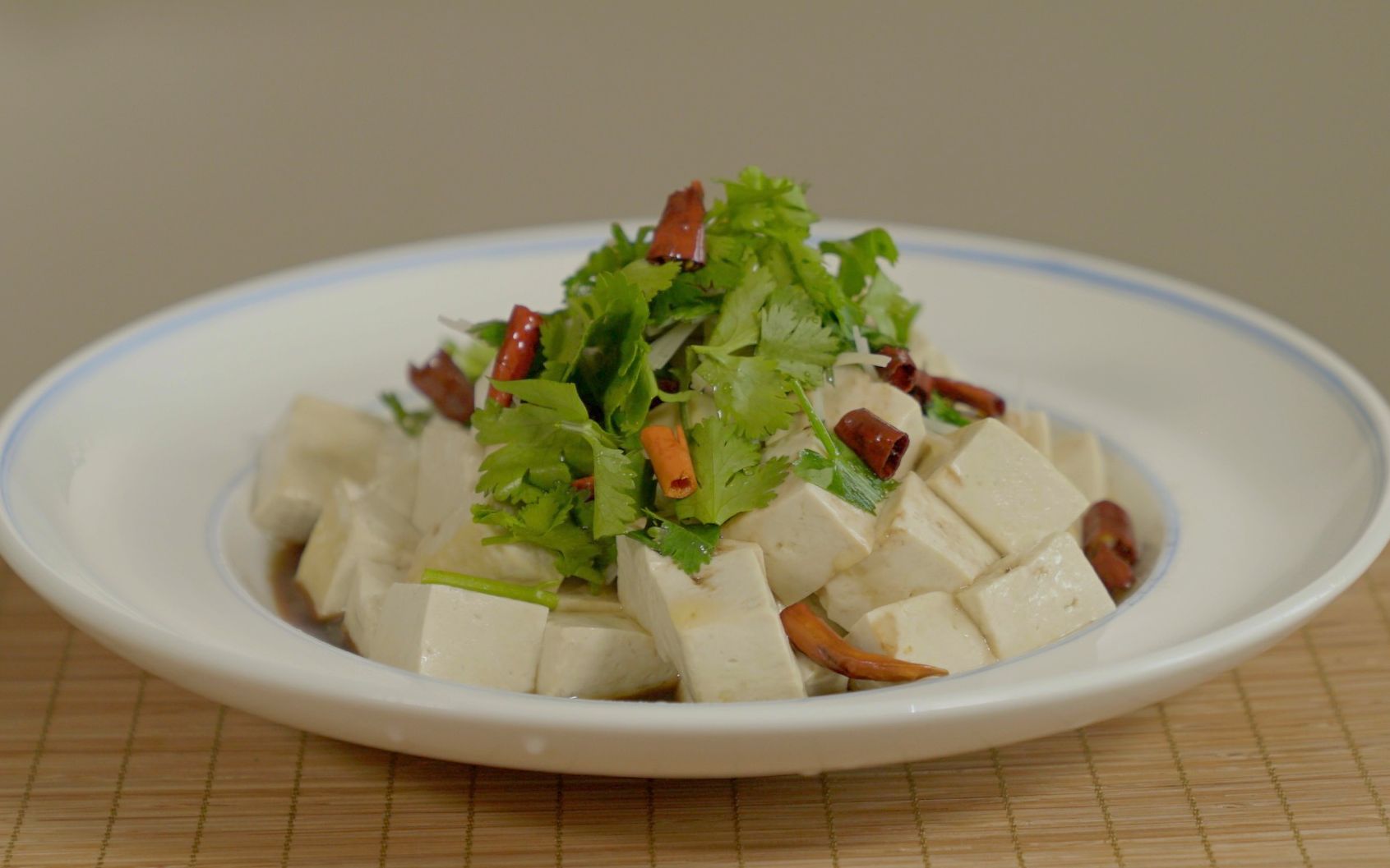 饭店大厨教做油泼豆腐,油温控制8成热,操作简单有食欲