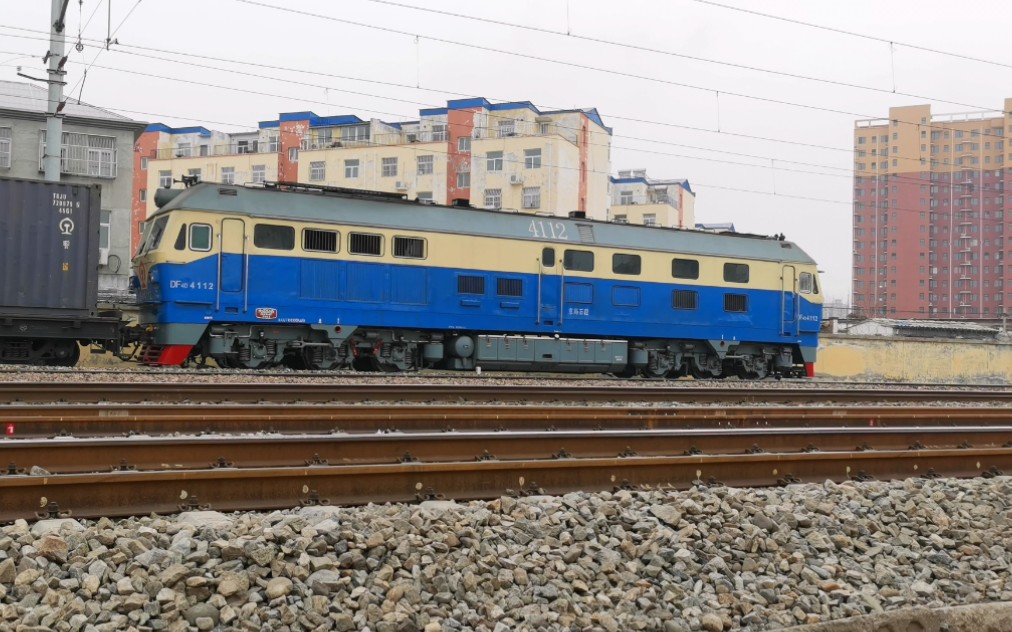 【京广铁路】2022春运,df4d-4112内燃机车通过小镇
