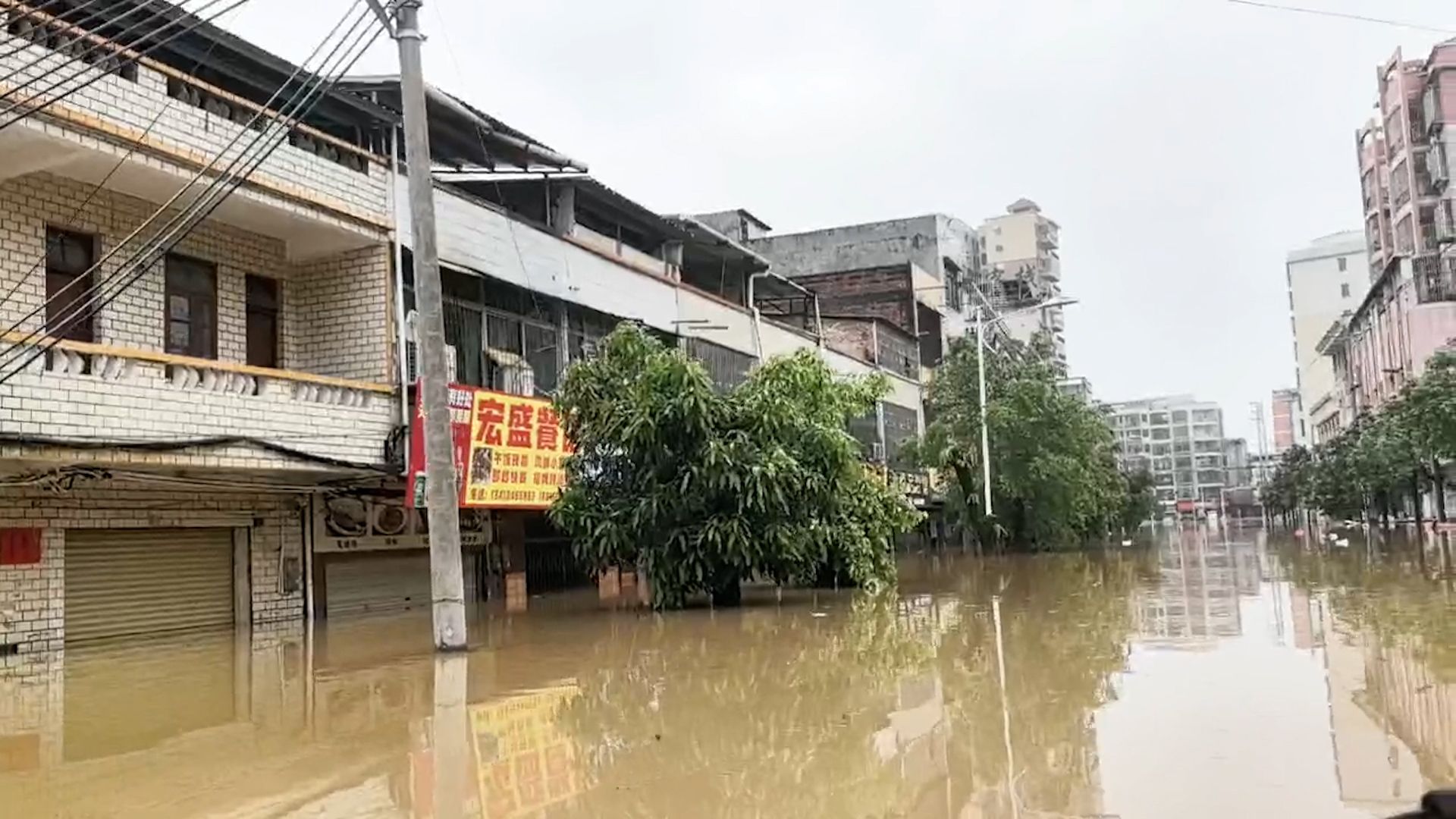 探访暴雨后的广东英德:积水淹没一楼 救援队乘冲锋舟解救被困群众哔哩哔哩bilibili