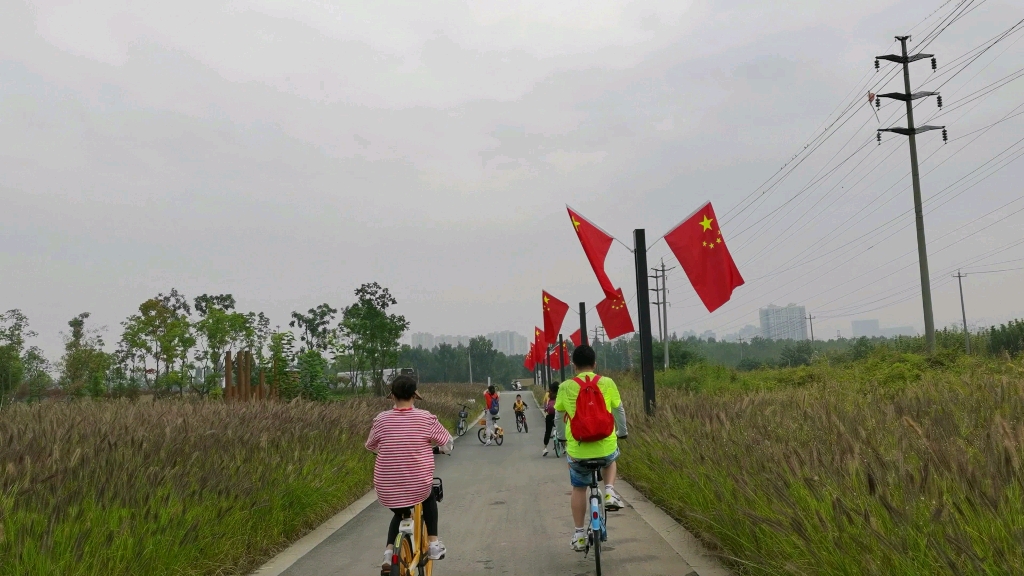 [图]有两个地方永远让人向往，一个是家乡，一个是远方。