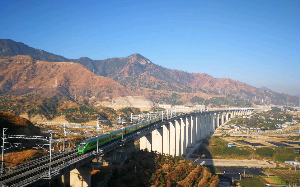 成昆复线上的绿巨人