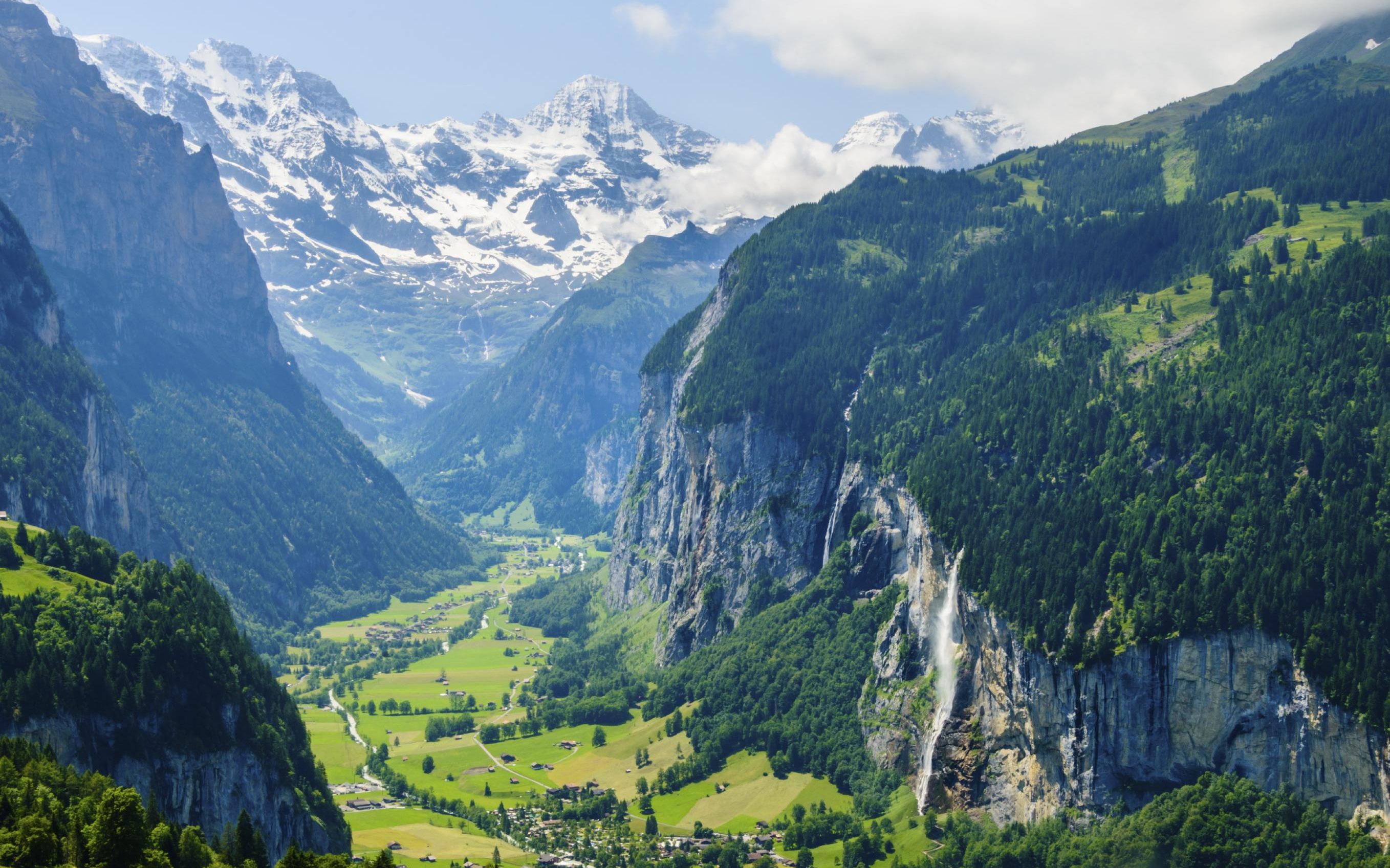 瑞士雪山下劳特布伦嫩镇航拍