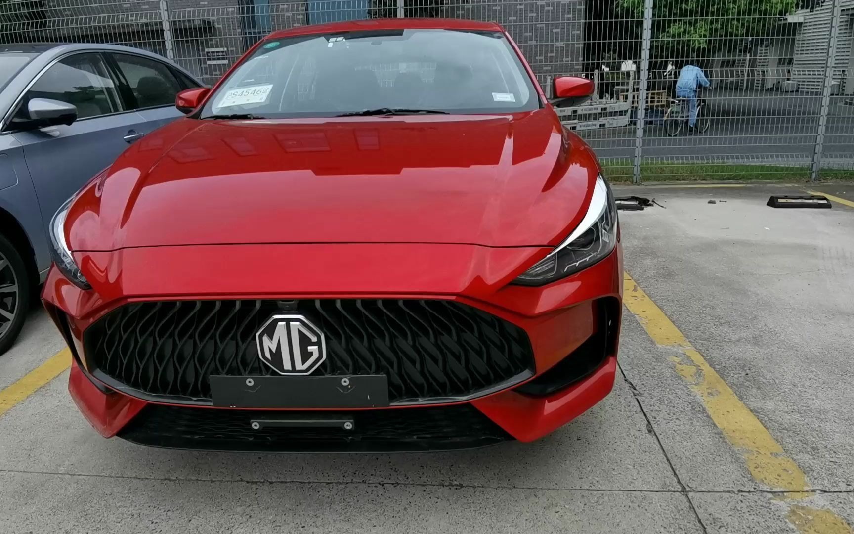 罕见红色名爵5实拍,溜背和大嘴进气格栅吸睛,8万谁还买菲斯塔