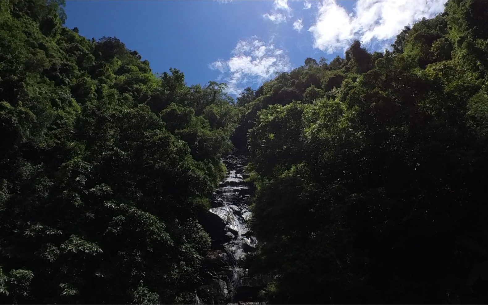 海南鹦哥岭瀑布路过