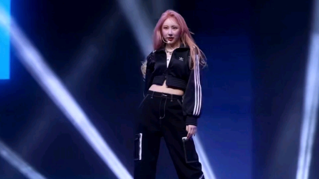 五代第一女主舞李彩燕新歌《knock》舞台直拍!舞蹈力度无限循环播放!