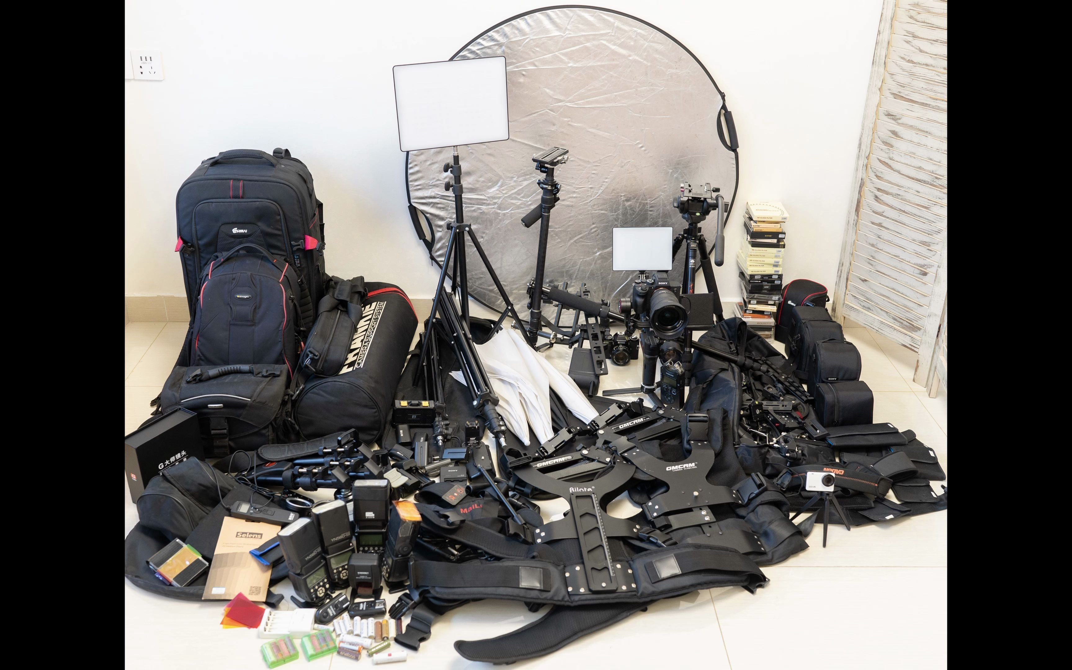 你以为摄影器材只有相机镜头?10年专业人像摄影师会积累多少装备呢