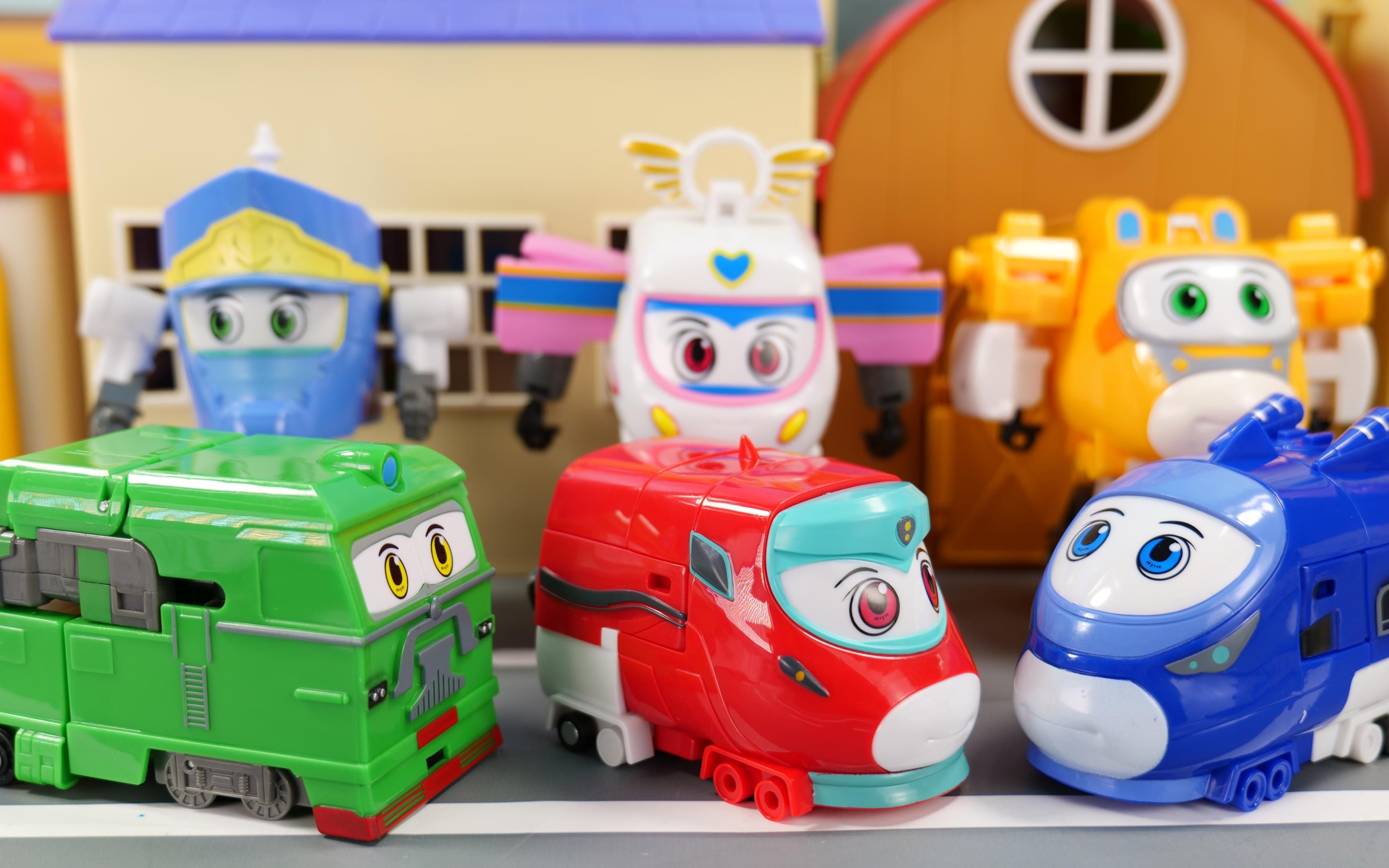 列车超人从机器人变形成列车形态