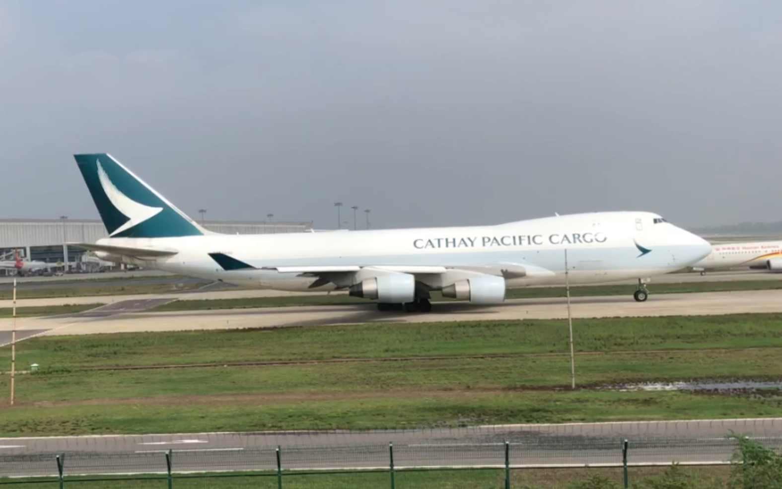 国泰航空b747-cgo郑州新郑机场滑行_哔哩哔哩 (゜-゜)つロ 干杯~-bili
