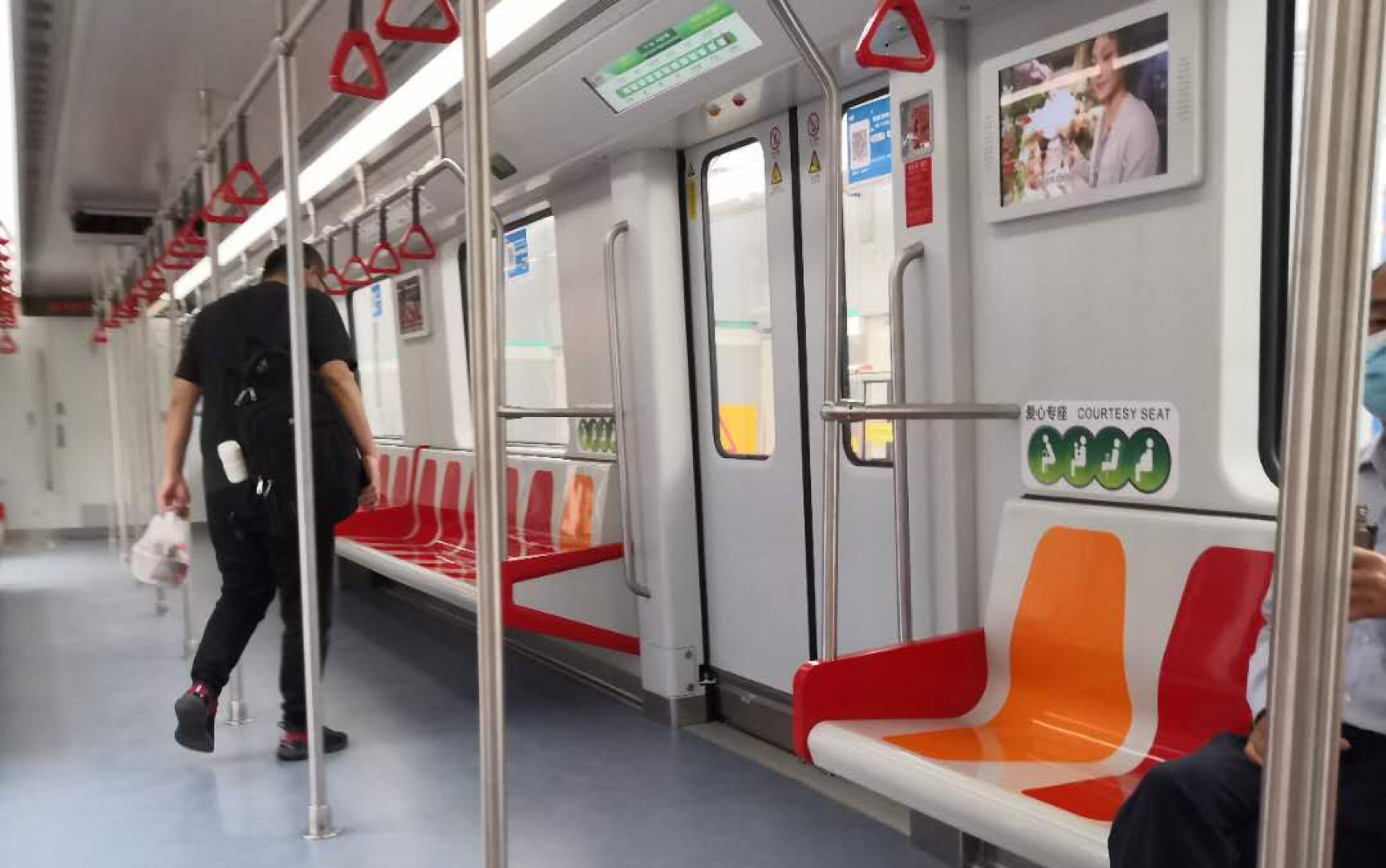 上海地铁16号线抹茶二世(16a02)型列车出鹤沙航城站