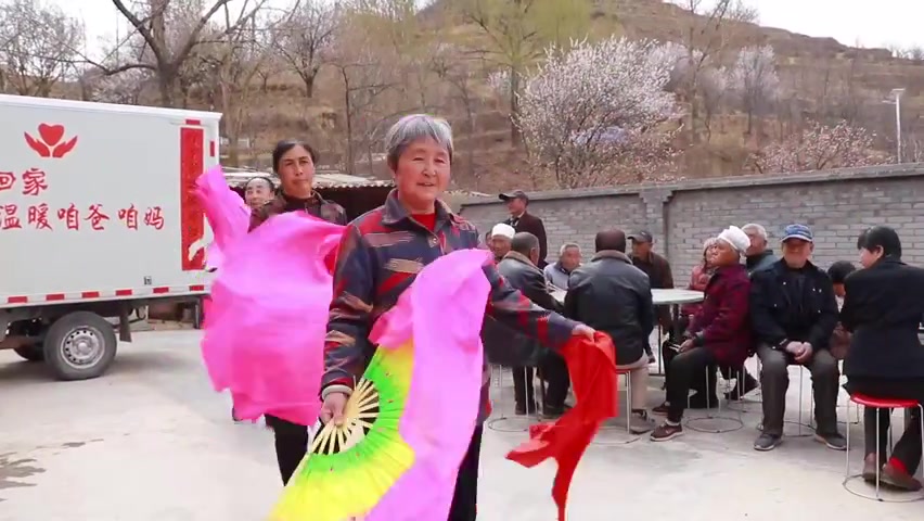 [图]天啊！！！二后生做鸡肉烩菜，乡亲锣鼓喧天扭起秧歌，电视采访还不落，热闹