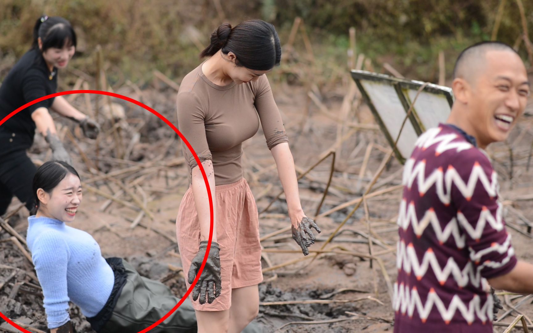 阳小月到朋友家挖藕,田里站不稳,一下坐到淤泥上