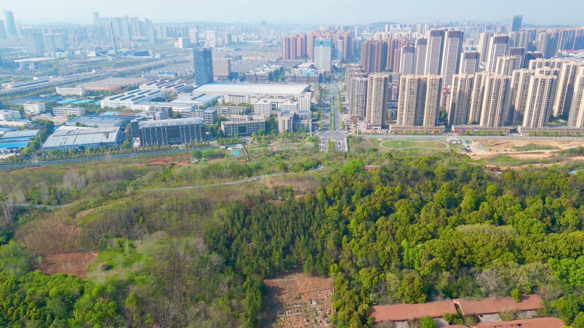 航拍武汉光谷一路,道路两边发展已经非常成熟