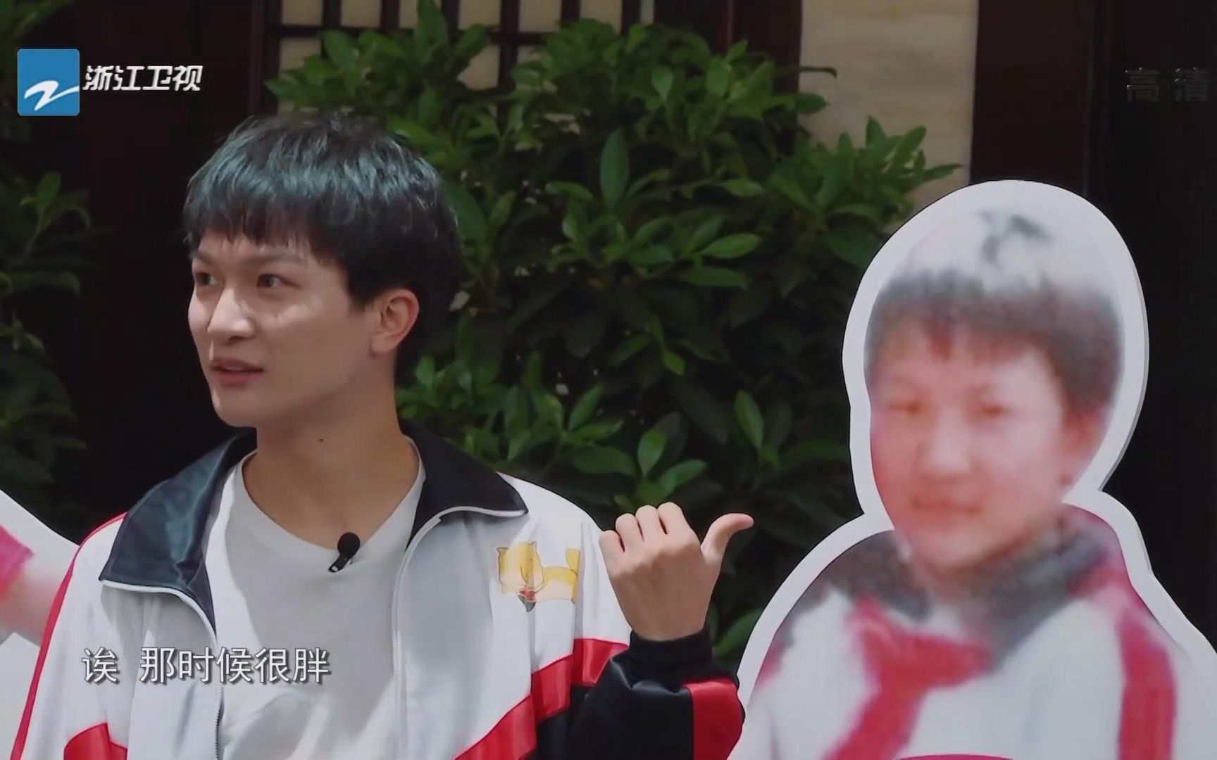周深穿校服梦回三年级可爱童年照片曝光